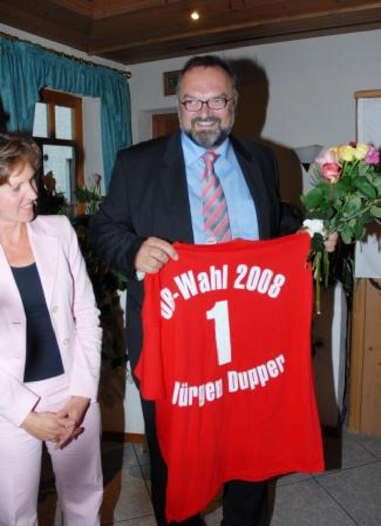 Jürgen Dupper der rote Recke stürmt los Passauer Land